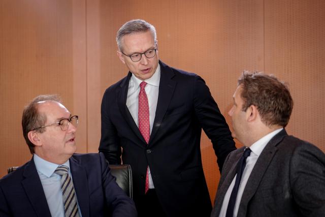 05 November 2025, Berlin: (L-R) Alexander Dobrindt, Germany's Minister of the Interior, Karsten Wildberger, Minister for Digitization and State Modernization, and Lars Klingbeil, Minister of Finance, Vice Chancellor, and SPD Chairman, attend a German Cabinet meeting at the Chancellery in Berlin. Photo: Kay Nietfeld/dpa