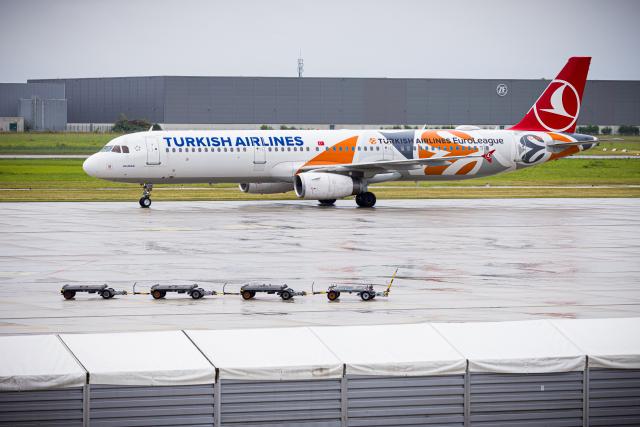 FILED - 01 September 2025, Lower Saxony, Langenhagen: A Turkish Airlines plane taxis over Hanover-Langenhagen Airport. Photo: Moritz Frankenberg/dpa