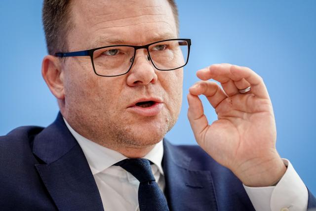 05 November 2025, Berlin: Carsten Schneider, Minister for the Environment, Climate Protection, Nature Conservation and Nuclear Safety, holds a press conference ahead of the COP30 World Climate Conference. Photo: Kay Nietfeld/dpa