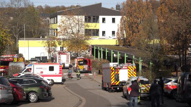 05 November 2025, Spiesen-Elversberg: Fire department and ambulance stand in front of a school where 32 people were presumably injured by irritant gas. Photo: Thorsten Kremers/dpa