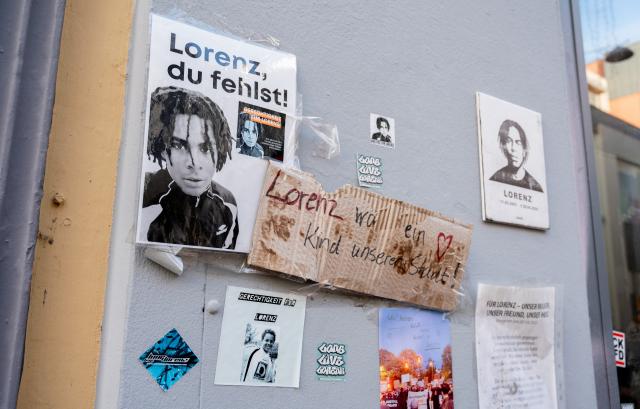 05 November 2025, Lower Saxony, Oldenburg: Photos and signs on a house wall seen at the scene of the crime in the city center to commemorate Lorenz, who was fatally injured by police gunfire. Following the fatal shooting of the 21-year-old, the public prosecutor's office brought charges against a police officer for involuntary manslaughter. Photo: Hauke-Christian Dittrich/dpa