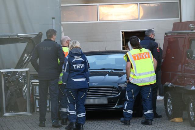 05 November 2025, Lower Saxony, Solingen: Police and THW (German Federal Agency for Technical Relief) officers stand in front of the hall. Police in Solingen have discovered an arsenal of weapons and Nazi memorabilia in the apartment and hall of a 77-year-old man. Photo: Gianni Gattus/dpa