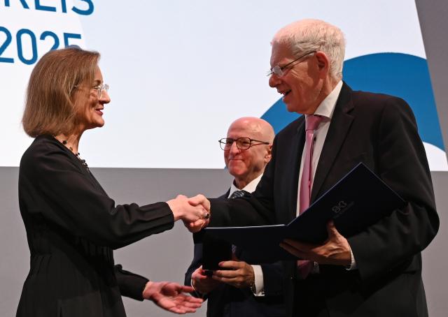 05 November 2025, Berlin: President of the Central Council of Jews in Germany Josef Schuster honors German publicist and activist Karoline Preisler (L) for her civil courage during the presentation of the Paul Spiegel Award 2025 at the Humboldt Carre. Photo: Elisa Schu/dpa