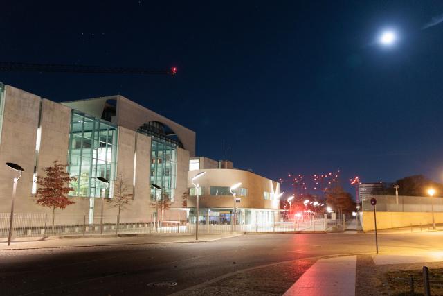 06 November 2025, Berlin: The moon shines next to a construction crane above the German Chancellery. Chancellor Merz is set to meet with representatives of industry and federal states for a 'steel summit' on Thursday. Photo: Carsten Koall/dpa