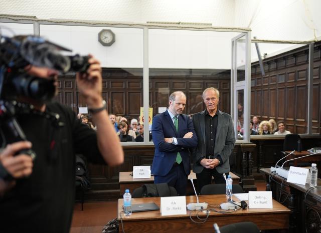 06 November 2025, Hamburg: Former TV presenter and sports journalist Gerhard Delling (R) stands with lawyer David Rieks at the start of the trial for alleged child abduction at Hamburg District Court. In a covert operation on New Year's Eve 2023/24, two children of restaurateur Christina Block were taken from Denmark to Germany. Photo: Marcus Brandt/dpa Pool/dpa