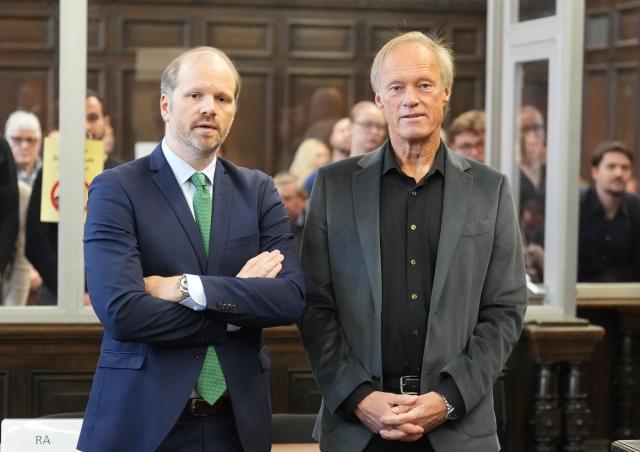 06 November 2025, Hamburg: Former TV presenter and sports journalist Gerhard Delling (R) stands with lawyer David Rieks at the start of the trial for alleged child abduction at Hamburg District Court. In a covert operation on New Year's Eve 2023/24, two children of restaurateur Christina Block were taken from Denmark to Germany. Photo: Marcus Brandt/dpa Pool/dpa