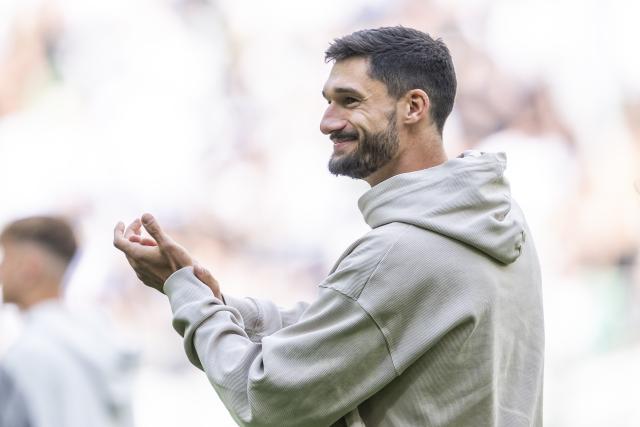 FILED - 17 May 2025, North Rhine-Westphalia, Moenchengladbach: Gladbach's Tim Kleindienst says goodbye to the fans ahead of the German Bundesliga soccer match between Borussia Moenchengladbach vs VfL Wolfsburg at Borussia-Park. Photo: David Inderlied/dpa - IMPORTANT NOTE: In accordance with the regulations of the DFL German Football League and the DFB German Football Association, it is prohibited to utilize or have utilized photographs taken in the stadium and/or of the match in the form of sequential images and/or video-like photo series.