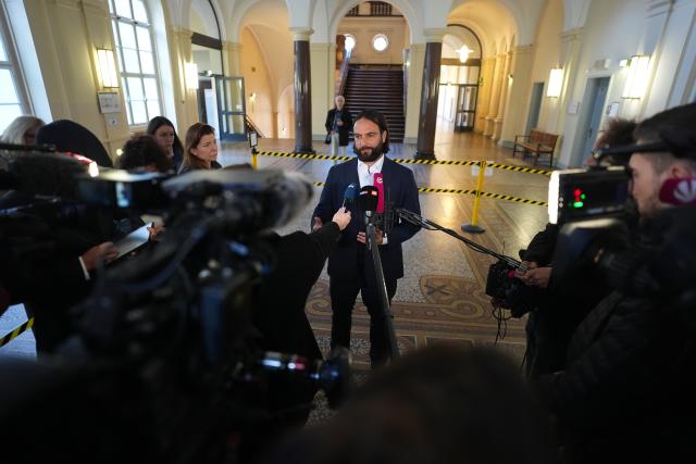 06 November 2025, Hamburg: Lawyer Ingo Bott, Block's defense lawyer, speaks to media representatives during a break in the trial for alleged child abduction at Hamburg Regional Court. Photo: Marcus Brandt/dpa