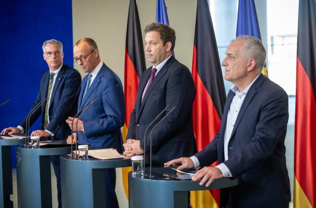 06 November 2025, Berlin: German Chancellor Friedrich Merz (2nd L) takes part in the press conference after the "Steel Summit" alongside Lars Klingbeil (2nd R), German Minister of Finance, Gunnar Groebler, President of the German Steel Federation (L), and Juergen Kerner, 2nd Chairman of IG Metall (R). Photo: Michael Kappeler/dpa