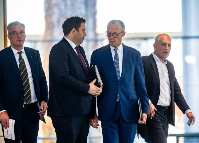 06 November 2025, Berlin: German Chancellor Friedrich Merz (2nd R) takes part in the press conference after the "Steel Summit" alongside Lars Klingbeil (2nd L), German Minister of Finance, Gunnar Groebler, President of the German Steel Federation, and Juergen Kerner, 2nd Chairman of IG Metall. Photo: Michael Kappeler/dpa