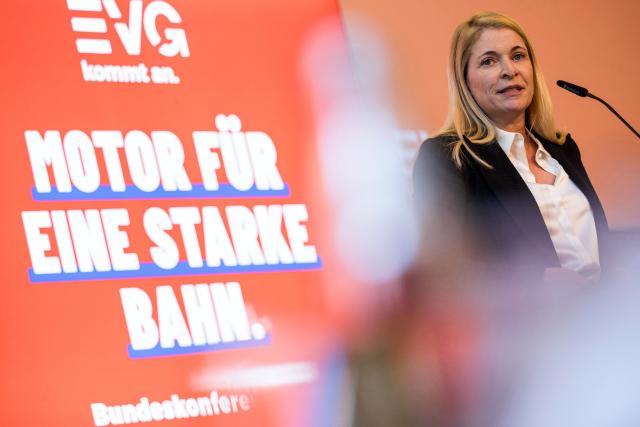06 November 2025, Hesse, Fulda: Evelyn Palla, new CEO of Deutsche Bahn (DB), speaks at the 5th Federal Conference of the German Railway and Transport Union (EVG). Photo: Hannes P Albert/dpa