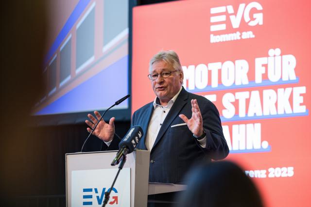 06 November 2025, Hesse, Fulda: Martin Burkert, Chairman of the Eisenbahn- und Verkehrsgewerkschaft (EVG) speaks at the union's 5th national conference. Photo: Hannes P Albert/dpa