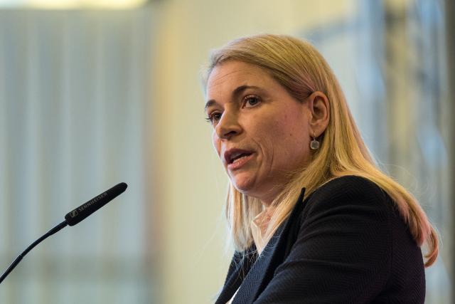 06 November 2025, Hesse, Fulda: Evelyn Palla, new CEO of Deutsche Bahn (DB), speaks at the 5th Federal Conference of the German Railway and Transport Union (EVG). Photo: Hannes P Albert/dpa