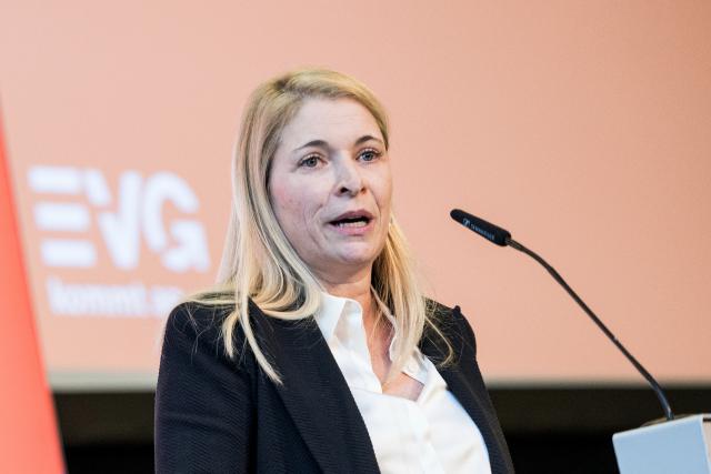 06 November 2025, Hesse, Fulda: Evelyn Palla, new CEO of Deutsche Bahn (DB), speaks at the 5th Federal Conference of the German Railway and Transport Union (EVG). Photo: Hannes P Albert/dpa
