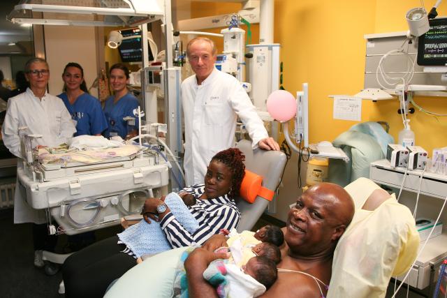 HANDOUT - 06 November 2025, Berlin: An undated handout shows a woman who gave birth to quintuplets and her partner at the Charite in Berlin. The picture also shows, Professor Wolfgang Henrich, Director of the Department of Obstetrics, neonatologist Dr. Monika Berns, paediatric nurse Jessica Blauert and Jasmin Barthel, midwifery student. Child number five lies in the incubator. Photo: -/Charité/dpa - ATTENTION: editorial use only in connection with the latest coverage and only if the credit mentioned above is referenced in full