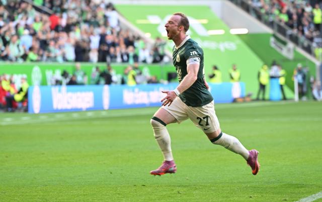 FILED - 13 September 2025, Lower Saxony, Wolfsburg: Wolfsburg's Maximilian Arnold celebrates scoring his side's third goal during the German Bundesliga soccer match between VfL Wolfsburg and 1. FC Cologne at the Volkswagen Arena. Arnold has extended his contract with VfL Wolfsburg by two years. Photo: dpa