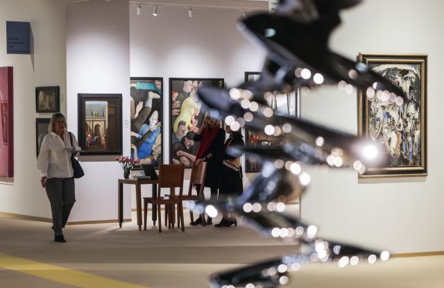06 November 2025, North Rhine-Westphalia, Cologne: Visitors walk through the gallery stands at the Art Cologne art fair, which takes place in Cologne from November 6 to 9. Photo: Oliver Berg/dpa - ACHTUNG: Nur zur redaktionellen Verwendung im Zusammenhang mit der aktuellen Berichterstattung über die Art Cologne und nur mit vollständiger Nennung des vorstehenden Credits