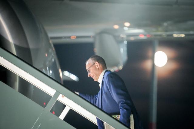 06 November 2025, Brandenburg, Schoenefeld: German Chancellor Friedrich Merz walks to the air force Airbus A350 at the military section of BER Berlin-Brandenburg Airport for the trip to attend the COP30 UN Climate Conference in Belem. Photo: Kay Nietfeld/dpa