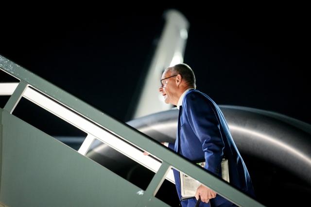 06 November 2025, Brandenburg, Schoenefeld: German Chancellor Friedrich Merz walks to the air force Airbus A350 at the military section of BER Berlin-Brandenburg Airport for the trip to attend the COP30 UN Climate Conference in Belem. Photo: Kay Nietfeld/dpa