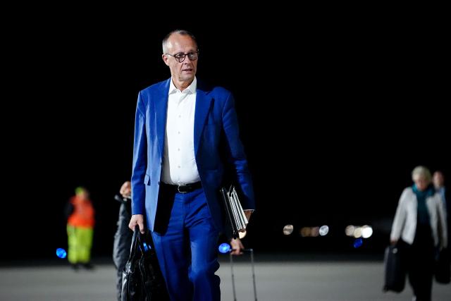 06 November 2025, Brandenburg, Schoenefeld: German Chancellor Friedrich Merz walks to the air force Airbus A350 at the military section of BER Berlin-Brandenburg Airport for the trip to attend the COP30 UN Climate Conference in Belem. Photo: Kay Nietfeld/dpa