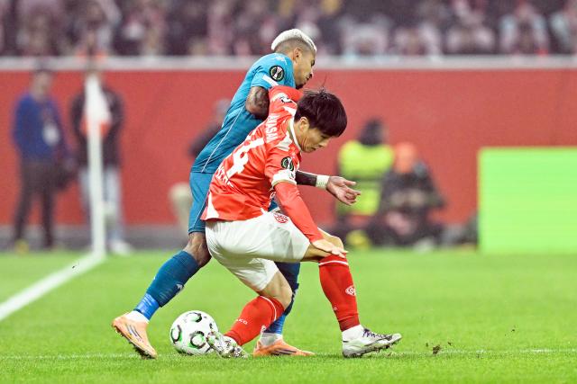 06 November 2025, Rhineland-Palatinate, Mainz: Fiorentina's Dodo and Mainz's Sota Kawasaki (R) battle for the ball during UEFA Europa Conference League soccer match between FSV Mainz 05 and ACF Fiorentina Mewa Arena. Photo: Uwe Anspach/dpa