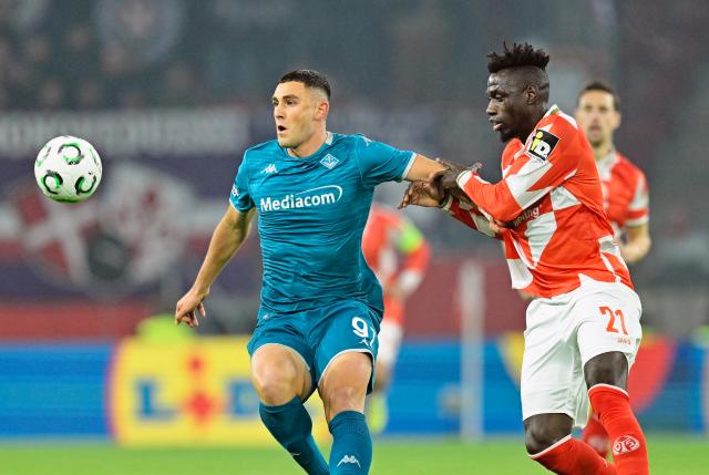 06 November 2025, Rhineland-Palatinate, Mainz: Fiorentina's Roberto Piccoli and Mainz's Danny da Costa (R) battle for the ball during UEFA Europa Conference League soccer match between FSV Mainz 05 and ACF Fiorentina Mewa Arena. Photo: Uwe Anspach/dpa