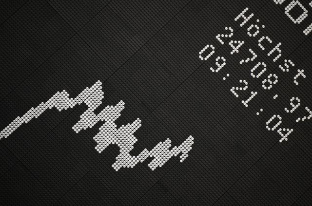 FILED - 09 October 2025, Hesse, Frankfurt/Main: A record for the German share index (Dax) is shown on the display board with the Dax curve in the trading hall of the Frankfurt Stock Exchange. Photo: Arne Dedert/dpa