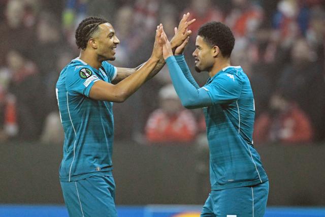06 November 2025, Rhineland-Palatinate, Mainz: Fiorentina's Simon Sohm celebrates scoring his side's first goal with teammate Cher Ndour during UEFA Europa Conference League soccer match between FSV Mainz 05 and ACF Fiorentina Mewa Arena. Photo: Uwe Anspach/dpa