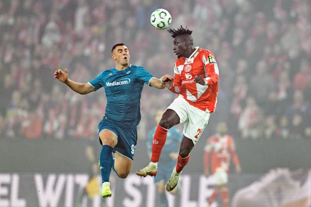 06 November 2025, Rhineland-Palatinate, Mainz: Fiorentina's Roberto Piccoli and Mainz's Danny da Costa (R) battle for the ball during UEFA Europa Conference League soccer match between FSV Mainz 05 and ACF Fiorentina Mewa Arena. Photo: Uwe Anspach/dpa