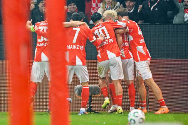 06 November 2025, Rhineland-Palatinate, Mainz: Mainz's Benedict Hollerbach (2nd R) celebrates scoring his side's first goal with teammates during UEFA Europa Conference League soccer match between FSV Mainz 05 and ACF Fiorentina Mewa Arena. Photo: Uwe Anspach/dpa