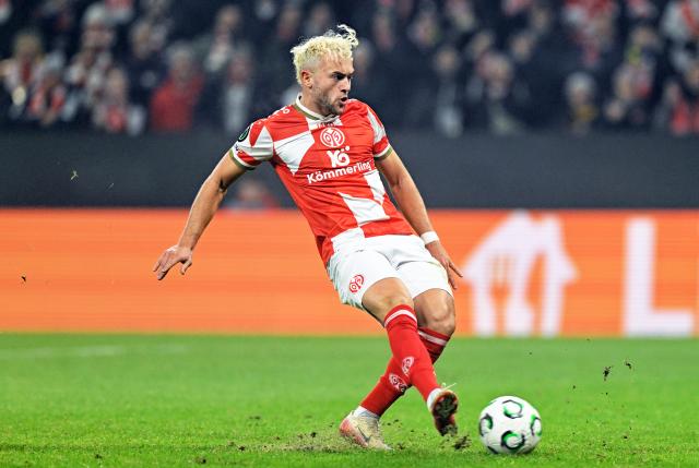 06 November 2025, Rhineland-Palatinate, Mainz: Mainz's Benedict Hollerbach scores his side's first goal during UEFA Europa Conference League soccer match between FSV Mainz 05 and ACF Fiorentina Mewa Arena. Photo: Uwe Anspach/dpa