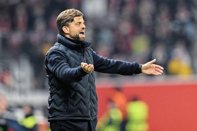 06 November 2025, Rhineland-Palatinate, Mainz: Fiorentina coach Daniele Gallopa gestures on the touchline during UEFA Europa Conference League soccer match between FSV Mainz 05 and ACF Fiorentina Mewa Arena. Photo: Uwe Anspach/dpa