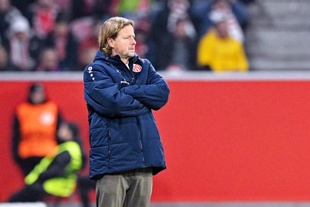 06 November 2025, Rhineland-Palatinate, Mainz: Mainz coach Bo Henriksen stands on the sidelines during UEFA Europa Conference League soccer match between FSV Mainz 05 and ACF Fiorentina Mewa Arena. Photo: Uwe Anspach/dpa