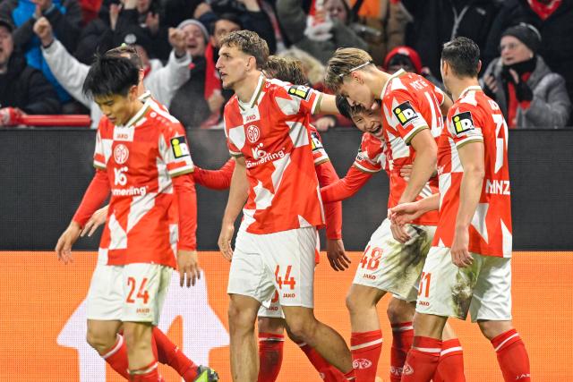 06 November 2025, Rhineland-Palatinate, Mainz: Mainz's Jae-sung Lee (3rd R) celebrates scoring his side's second goal with teammates during UEFA Europa Conference League soccer match between FSV Mainz 05 and ACF Fiorentina Mewa Arena. Photo: Uwe Anspach/dpa