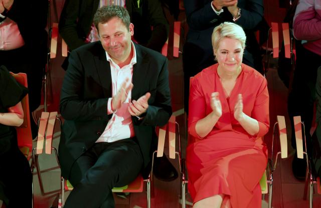 06 November 2025, Mecklenburg-Western Pomerania, Guestrow: German Minister of Finance Lars Klingbeil and Chairwoman of the Social Democratic Party of Germany (SPD) Mecklenburg-Vorpommern and Minister President of the state Manuela Schwesig applaud at the 35th anniversary of the founding of the Mecklenburg-Western Pomerania state association at the Buergerhaus. Photo: Bernd Wüstneck/dpa