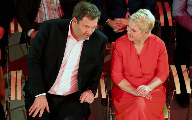 06 November 2025, Mecklenburg-Western Pomerania, Guestrow: German Minister of Finance Lars Klingbeil and Chairwoman of the Social Democratic Party of Germany (SPD) Mecklenburg-Vorpommern and Minister President of the state Manuela Schwesig talk at the 35th anniversary of the founding of the Mecklenburg-Western Pomerania state association at the Buergerhaus. Photo: Bernd Wüstneck/dpa