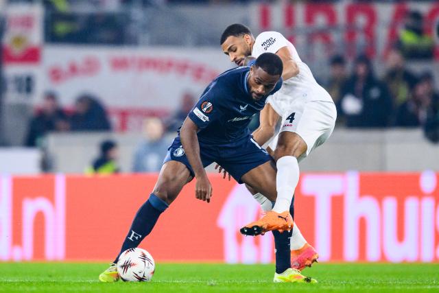 06 November 2025, Baden-Wuerttemberg, Stuttgart: Feyenoord Rotterdam's Cyle Larin (L) and Stuttgart's Josha Vagnoman battle for the ball during the UEFA Europa League soccer match between VfB Stuttgart and Feyenoord Rotterdam at MHPArena. Photo: Tom Weller/dpa