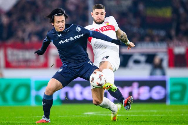 06 November 2025, Baden-Wuerttemberg, Stuttgart: Feyenoord Rotterdam's Tsuyoshi Watanabe (L) and Stuttgart's Jeff Chabot battle for the ball during the UEFA Europa League soccer match between VfB Stuttgart and Feyenoord Rotterdam at MHPArena. Photo: Tom Weller/dpa