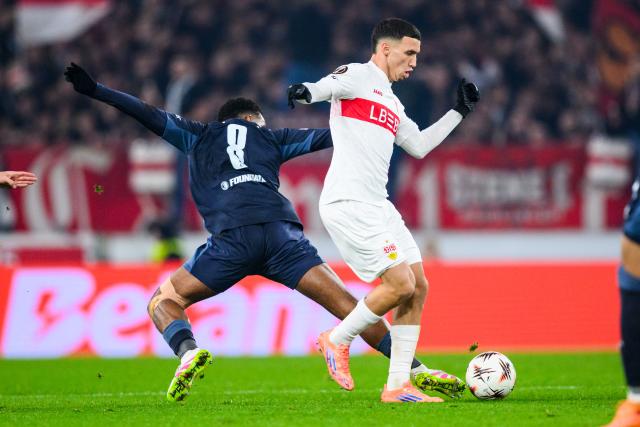 06 November 2025, Baden-Wuerttemberg, Stuttgart: Feyenoord Rotterdam's Quinten Timber (L) and Stuttgart's Bilal El Khannouss battle for the ball during the UEFA Europa League soccer match between VfB Stuttgart and Feyenoord Rotterdam at MHPArena. Photo: Tom Weller/dpa