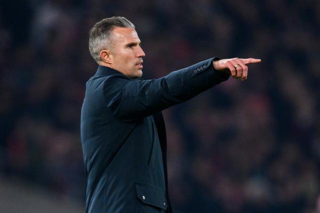 06 November 2025, Baden-Wuerttemberg, Stuttgart: Feyenoord Rotterdam coach Robin van Persie gestures on the sidelines during the UEFA Europa League soccer match between VfB Stuttgart and Feyenoord Rotterdam at MHPArena. Photo: Tom Weller/dpa