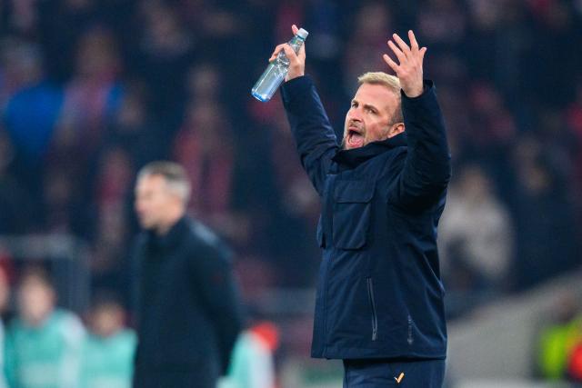 06 November 2025, Baden-Wuerttemberg, Stuttgart: Stuttgart coach Sebastian Hoeness gestures on the sidelines during the UEFA Europa League soccer match between VfB Stuttgart and Feyenoord Rotterdam at MHPArena. Photo: Tom Weller/dpa
