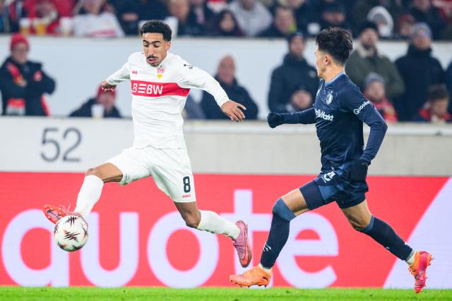 06 November 2025, Baden-Wuerttemberg, Stuttgart: Feyenoord Rotterdam's Tsuyoshi Watanabe (R) and Stuttgart's Tiago Tomas battle for the ball during the UEFA Europa League soccer match between VfB Stuttgart and Feyenoord Rotterdam at MHPArena. Photo: Tom Weller/dpa