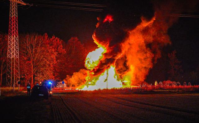 07 November 2025, Lower Saxony, Bohmte: Firefighters fight flames from burning cable drums in the Bohmte industrial area. Photo: Die Blaulichtreporterin/dpa