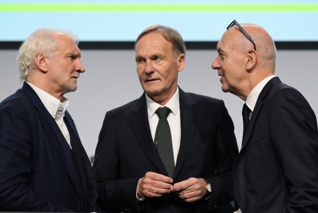 07 November 2025, Hesse, Frankfurt/Main: (L-R) Rudi Voeller, Sports Director of the German men's national team, Hans-Joachim Watzke, First Vice President of the German Football Association (DFB), and Bernd Neuendorf, DFB President, stand together during the 45th German Football Association National Conference (Bundestag) at the DFB campus. Photo: Arne Dedert/dpa