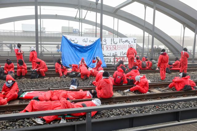 07 November 2025, Hamburg: Activists from the "Ende Gelaende" group and Palestine solidarity groups have occupied and blocked rail tracks on the Waltershofer Bridge in the port of Hamburg, calling for a stop to arms exports to Israel. Photo: Bodo Marks/dpa