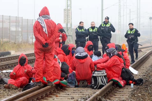 07 November 2025, Hamburg: Activists from the "Ende Gelaende" group and Palestine solidarity groups have occupied and blocked rail tracks on the Waltershofer Bridge in the port of Hamburg, calling for a stop to arms exports to Israel. Photo: Bodo Marks/dpa