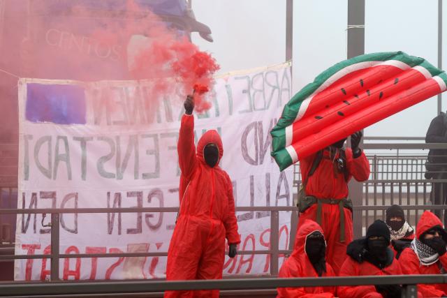 07 November 2025, Hamburg: Activists from the "Ende Gelaende" group and Palestine solidarity groups have occupied and blocked rail tracks on the Waltershofer Bridge in the port of Hamburg, calling for a stop to arms exports to Israel. Photo: Bodo Marks/dpa