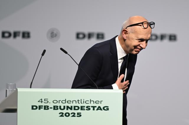 07 November 2025, Hesse, Frankfurt/Main: Bernd Neuendorf, President of the German Football Association (DFB), thanks delegates on the DFB campus following his re-election. Photo: Arne Dedert/dpa