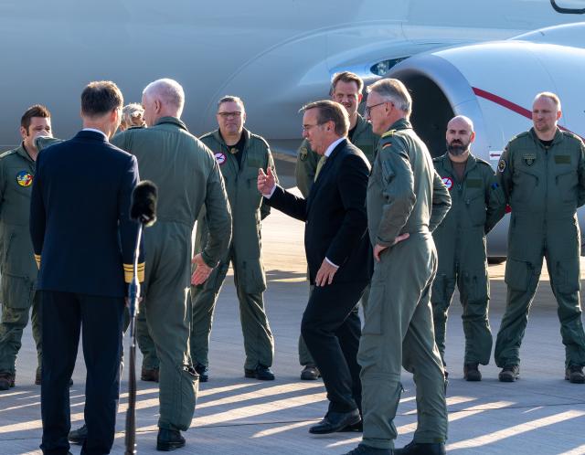 07 November 2025, Brandenburg, Schoenefeld: Germany's Defence Minister Boris Pistorius (C) exits the newly arrived Boeing P-8A "Poseidon" and bids farewell to the crew at the military section of Berlin Brandenburg Airport (BER). The aircraft is the first maritime patrol aircraft of the P-8A class, based on a Boeing 737-800. Photo: Soeren Stache/dpa