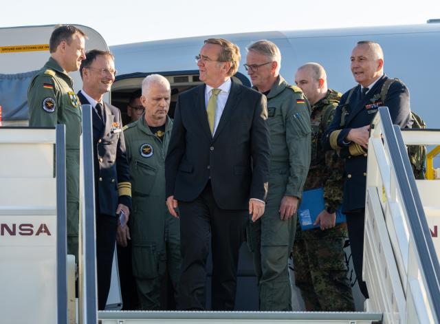 07 November 2025, Brandenburg, Schoenefeld: Germany's Defence Minister Boris Pistorius (C) exits the newly arrived Boeing P-8A "Poseidon" and bids farewell to the crew at the military section of Berlin Brandenburg Airport (BER). The aircraft is the first maritime patrol aircraft of the P-8A class, based on a Boeing 737-800. Photo: Soeren Stache/dpa